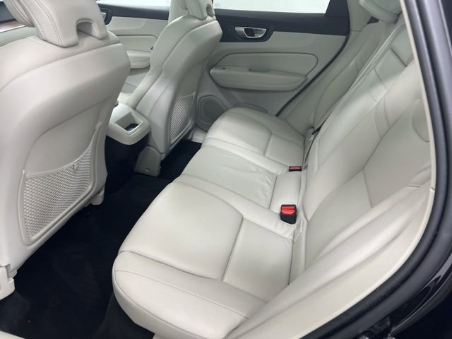Used 2021 Volvo XC60 T5 Momentum w/ Protection Package Premier image 11