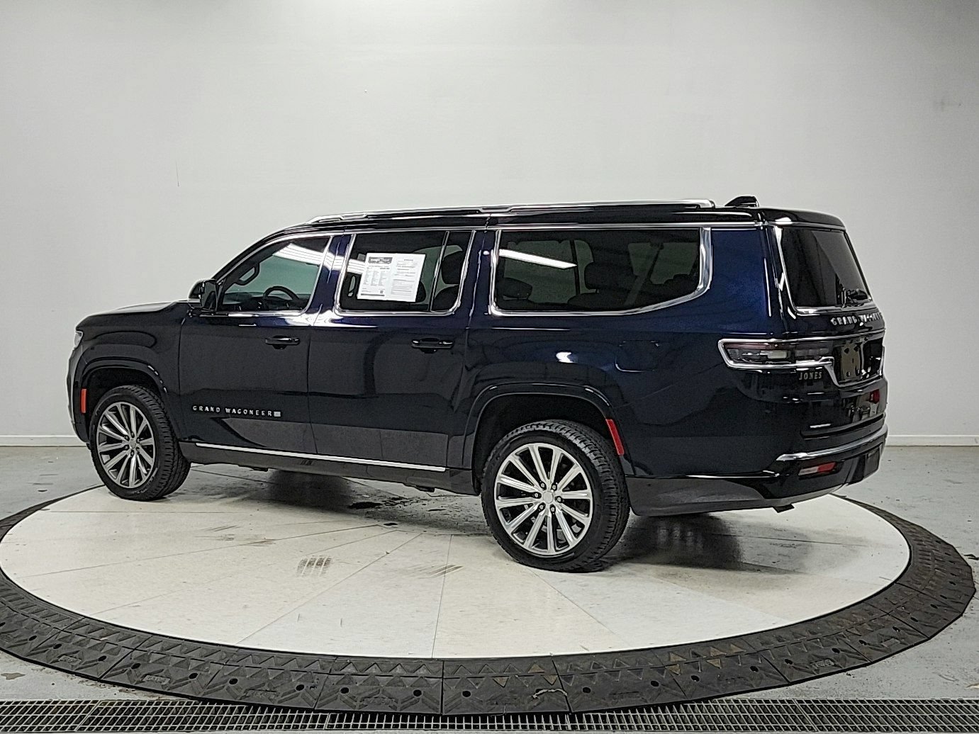 Used 2023 Jeep Grand Wagoneer L Series II AWD/4WD image 5