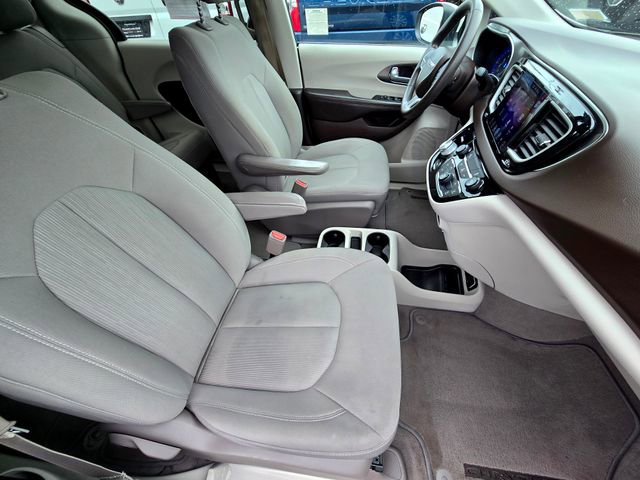 Used 2017 Chrysler Pacifica Touring w/ Tire & Wheel Group FWD image 26