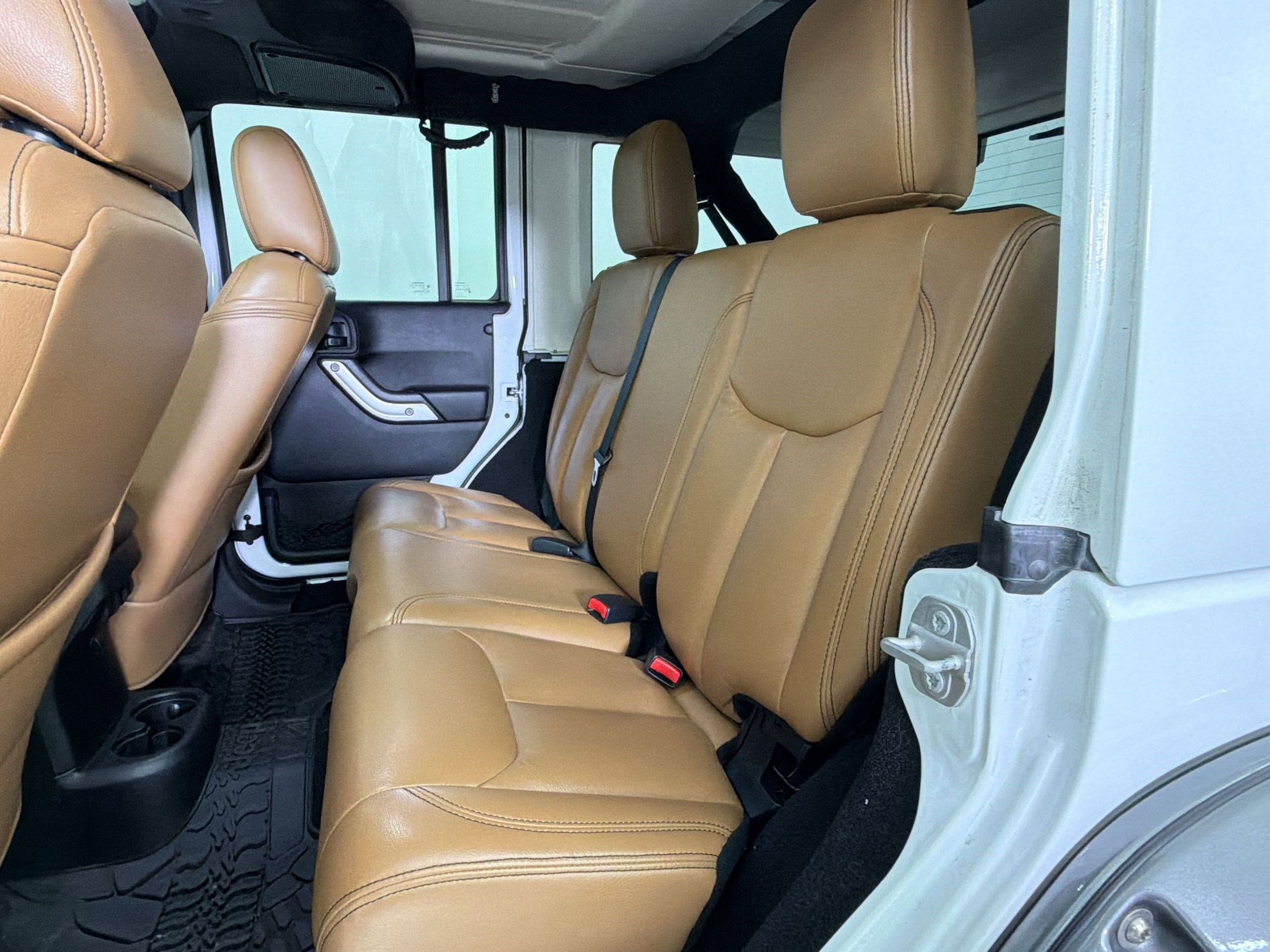 Used 2018 Jeep Wrangler Unlimited Rubicon w/ Connectivity Group AWD/4WD image 14