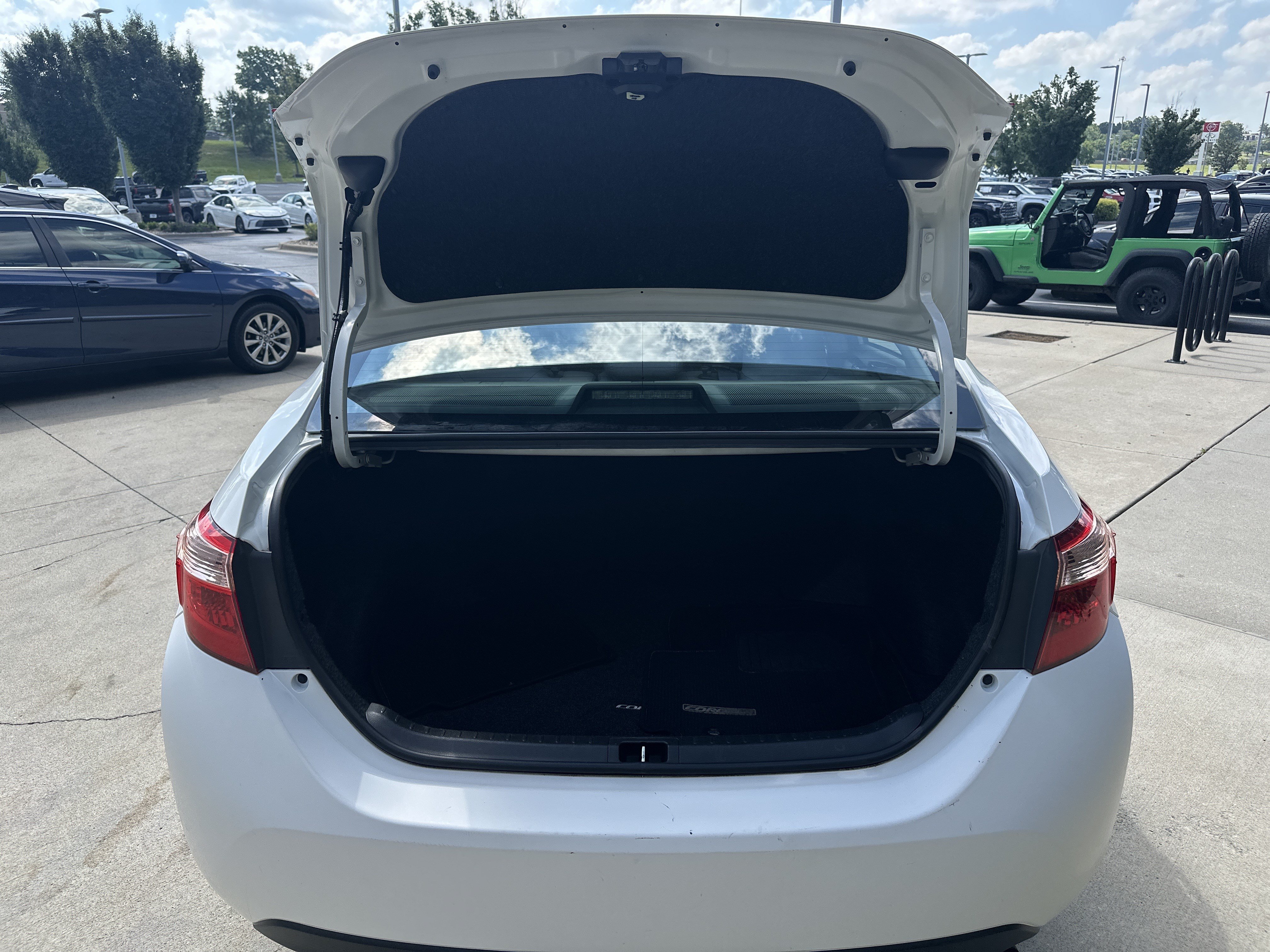 Used 2017 Toyota Corolla LE FWD image 30