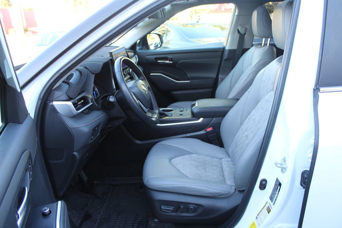 Used 2023 Toyota Highlander Bronze Edition AWD/4WD image 23