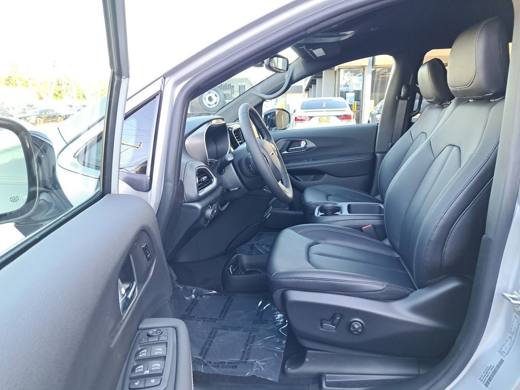 New 2026 Chrysler Pacifica Select FWD image 10