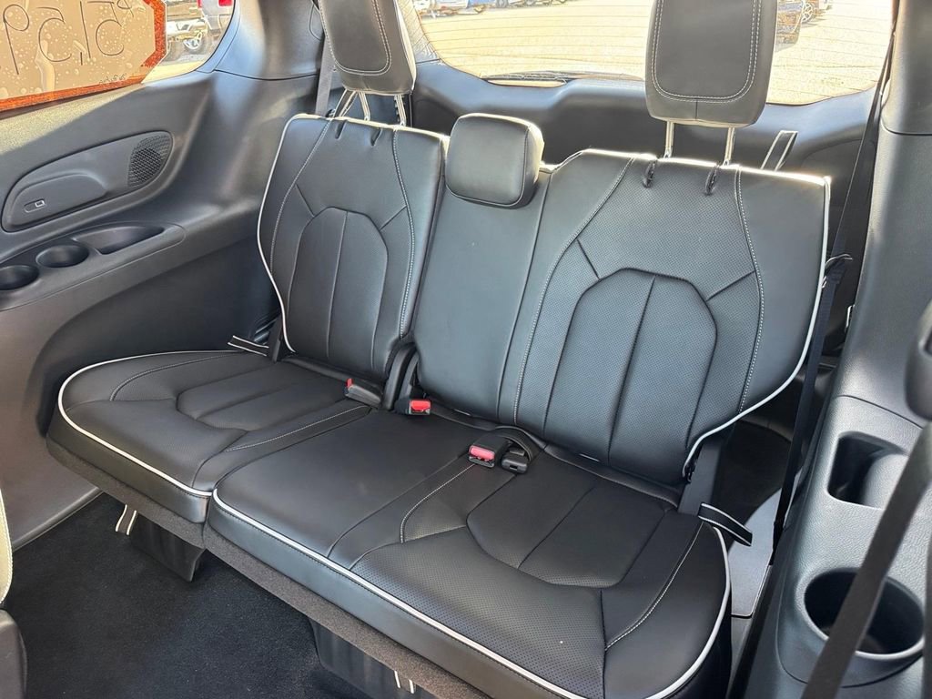 New 2026 Chrysler Pacifica Limited w/ Trailer Tow Group AWD/4WD image 12