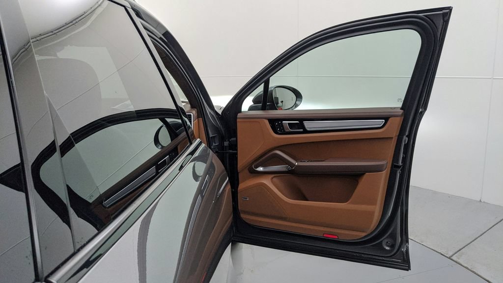 Certified 2023 Porsche Cayenne Turbo AWD/4WD image 45