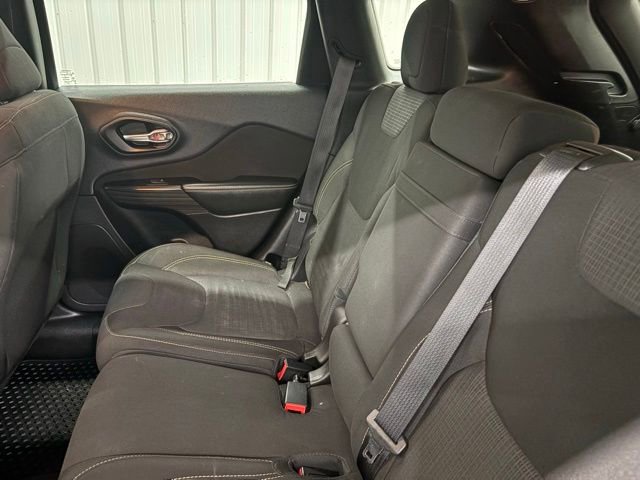 Used 2016 Jeep Cherokee Latitude w/ Cold Weather Group AWD/4WD image 9