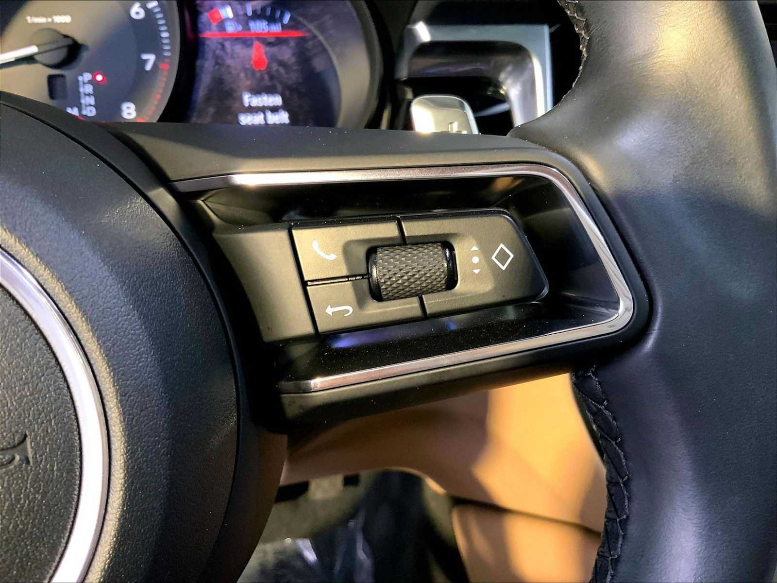 Certified 2023 Porsche Macan AWD/4WD image 28