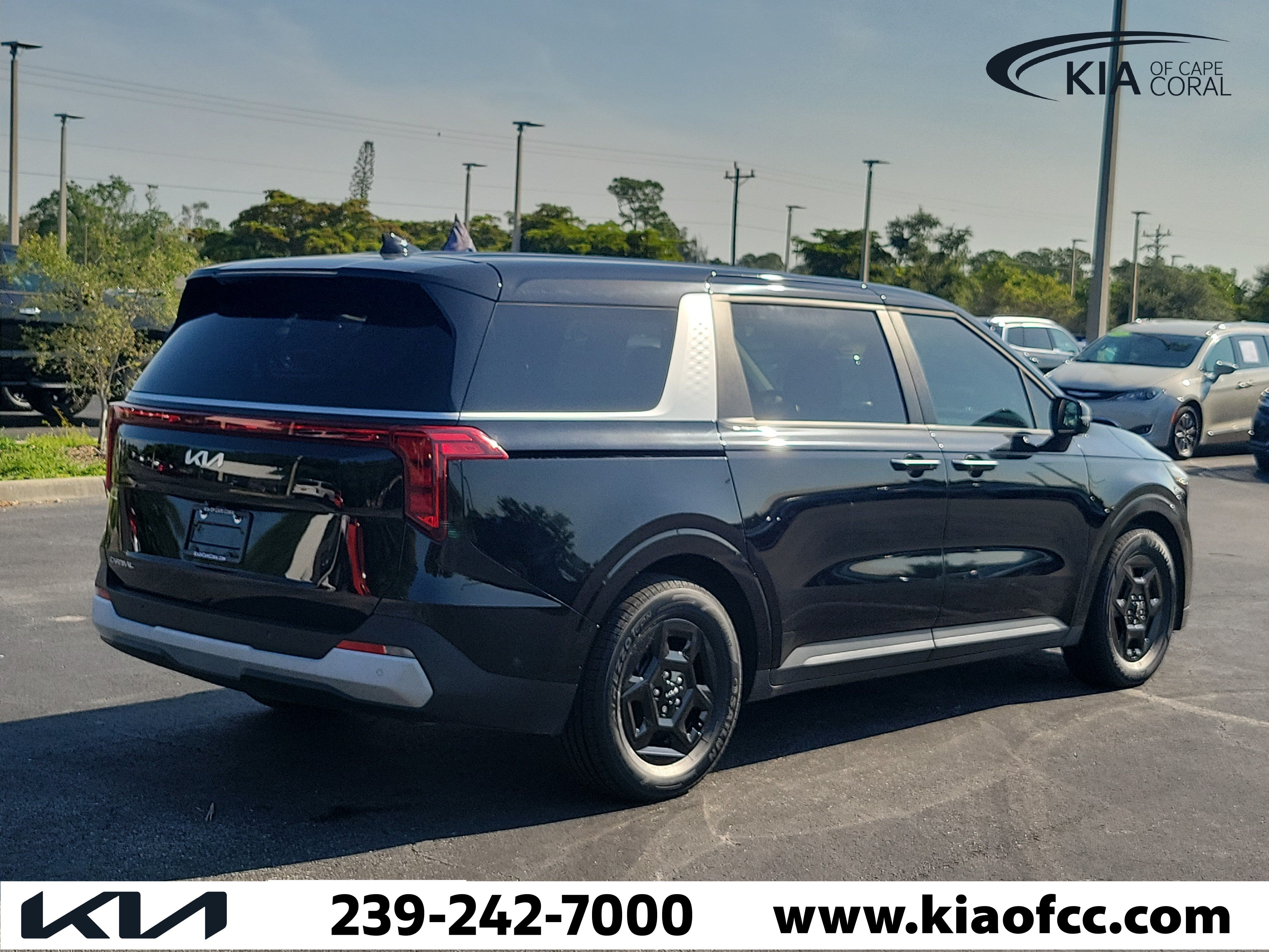 Certified 2025 Kia Carnival FWD image 6