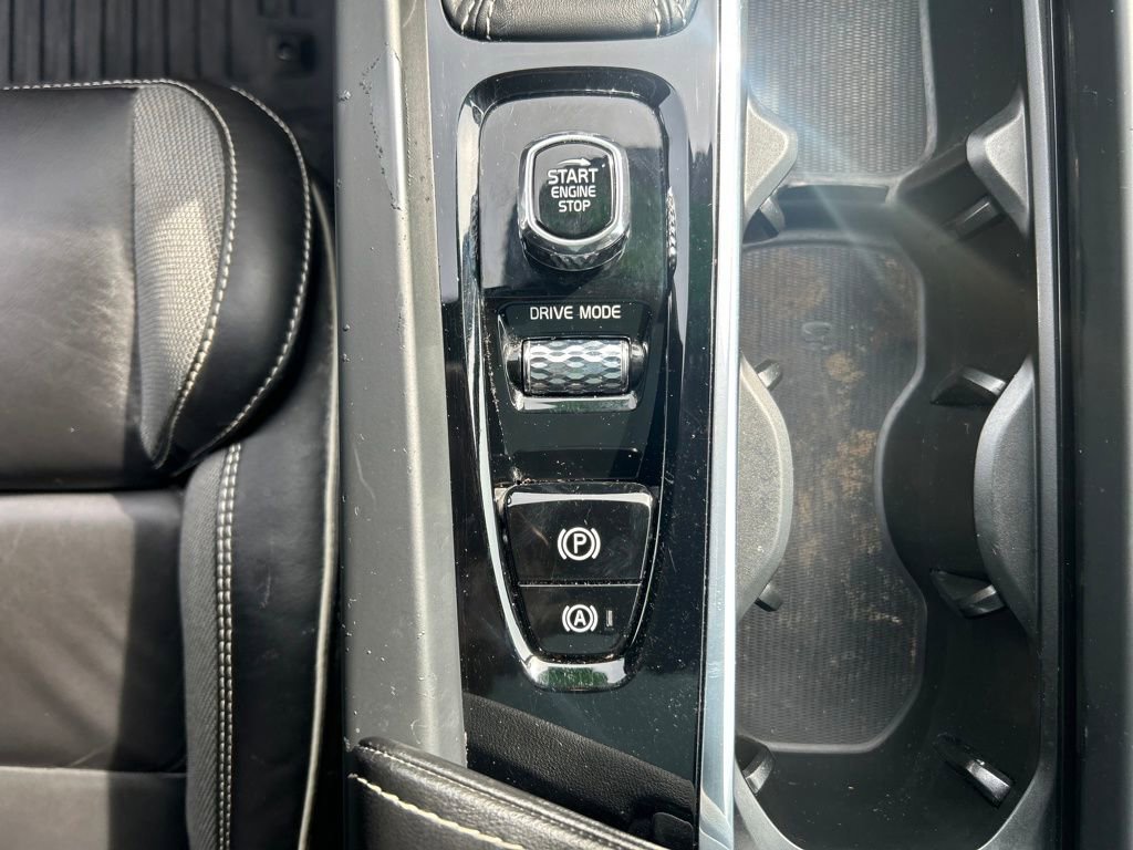 Used 2020 Volvo XC60 T5 R-Design w/ Protection Package Premier image 16