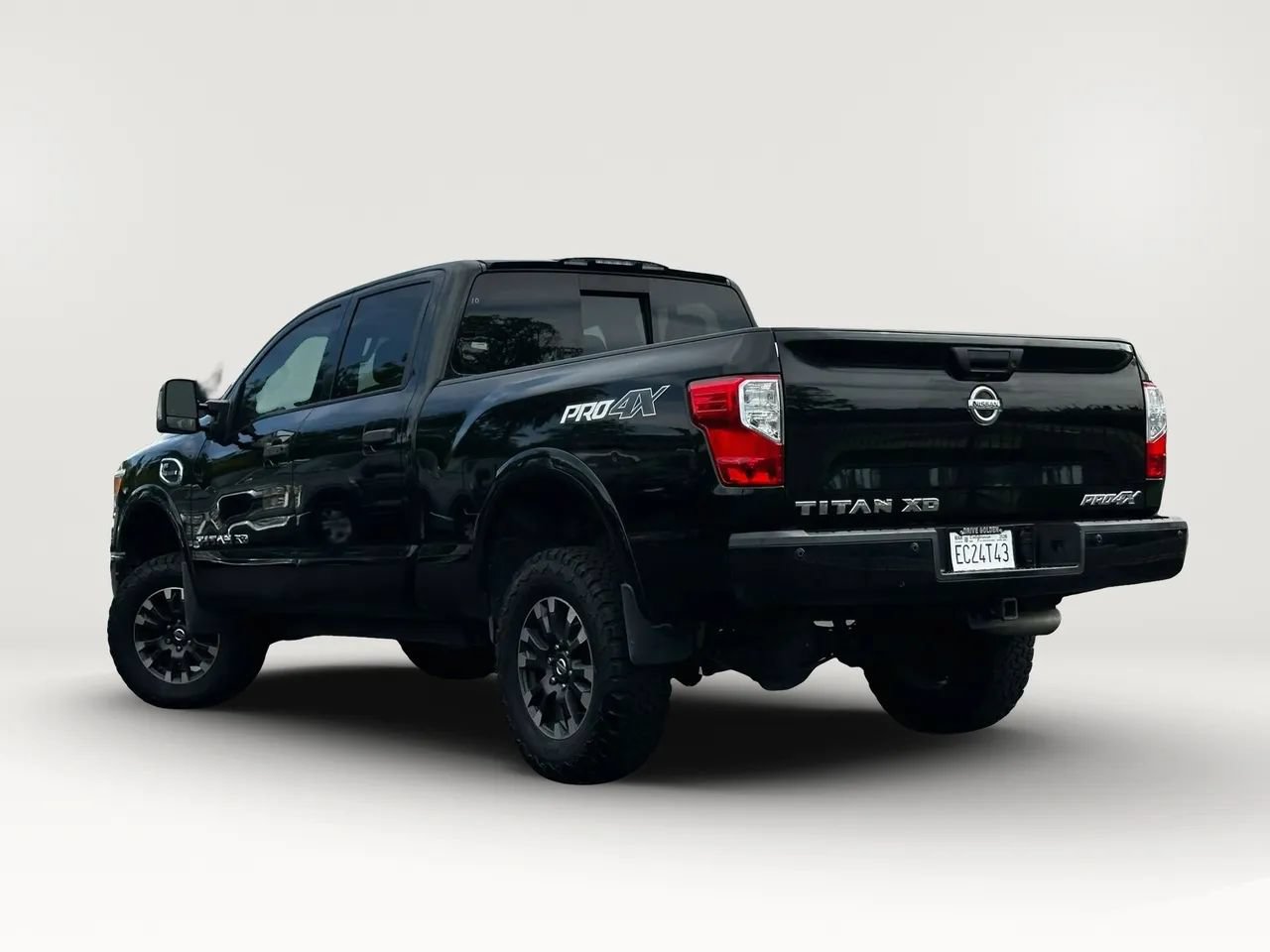 Used 2017 Nissan Titan PRO-4X w/ Pro-4x Convenience Package AWD/4WD image 10