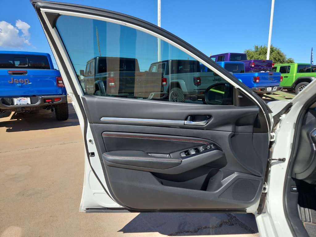Used 2023 Nissan Altima 2.5 SR w/ SR Premium Package FWD image 13