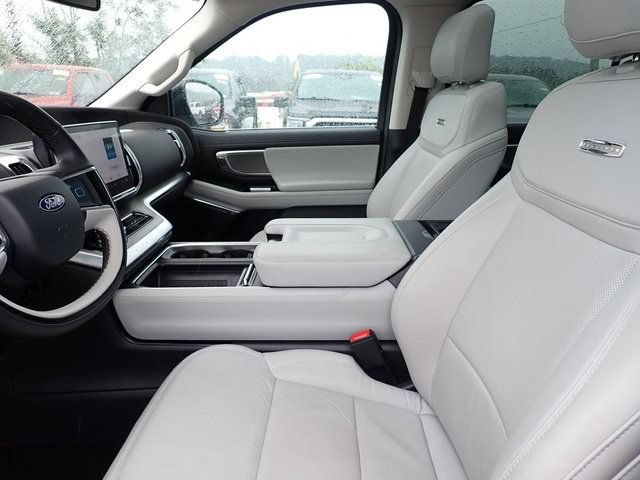 Used 2025 Ford Expedition Platinum w/ Driver's Package AWD/4WD image 18