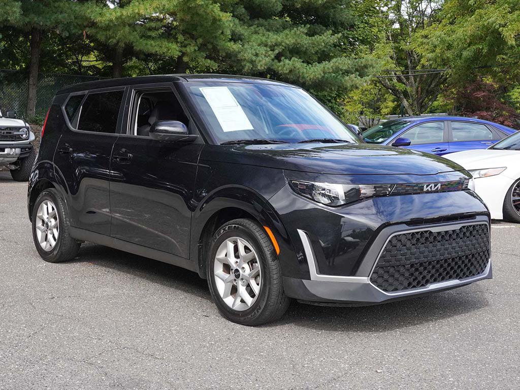 Used 2024 Kia Soul LX w/ Option Group 015 FWD image 2