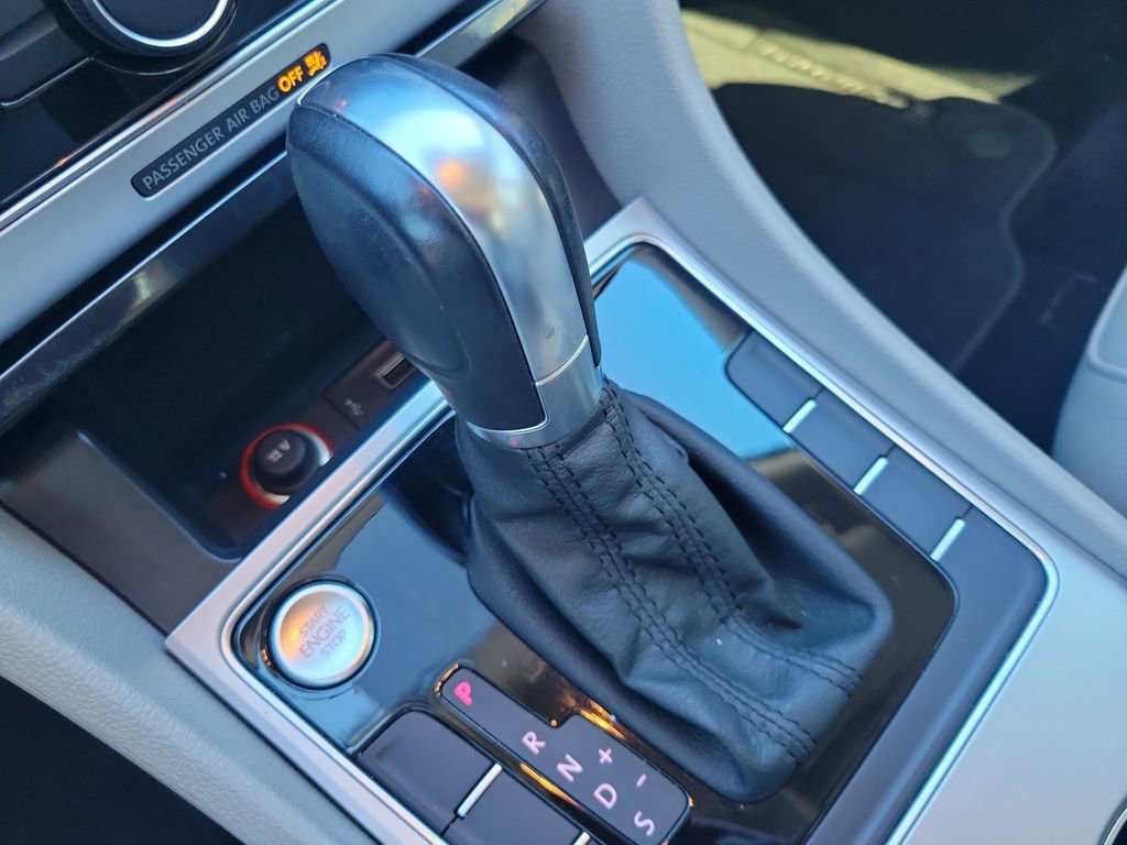 Used 2019 Volkswagen Passat 2.0T Wolfsburg w/ Wheels & Sunroof Package image 28