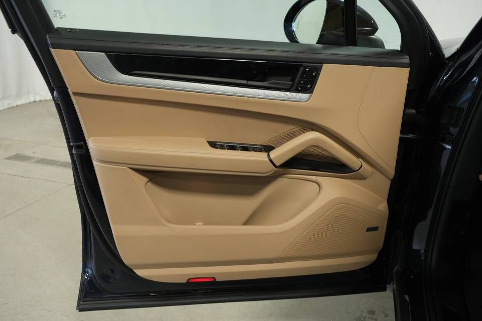 Used 2025 Porsche Cayenne S image 24