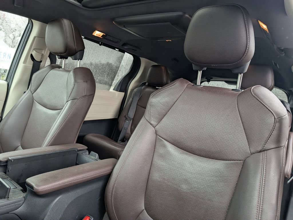 Used 2022 Toyota Sienna Platinum image 12