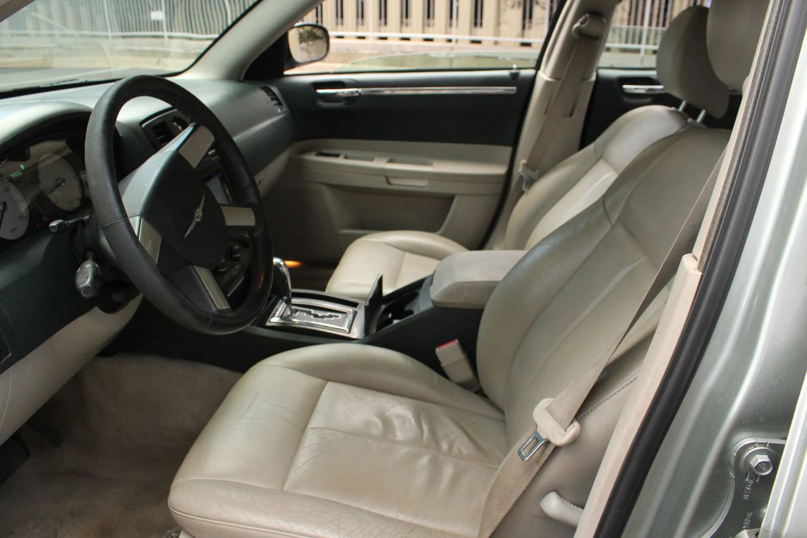 Used 2005 Chrysler 300 Touring RWD image 15