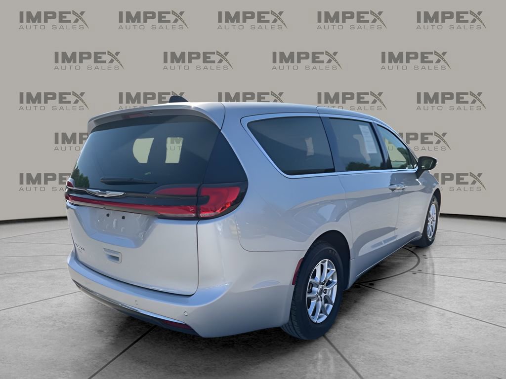 Used 2023 Chrysler Pacifica Touring-L FWD image 5