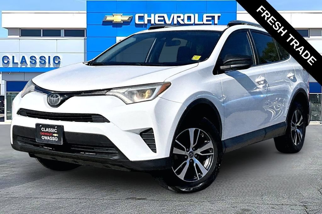 Used 2018 Toyota RAV4 LE AWD/4WD image 2