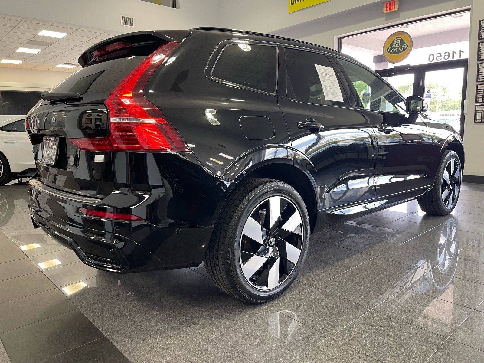 Used 2024 Volvo XC60 T8 Plus AWD/4WD image 5