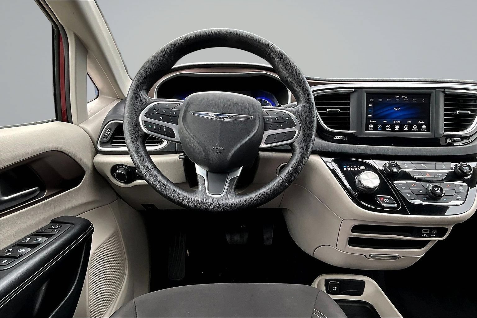 Used 2020 Chrysler Voyager LX FWD image 9