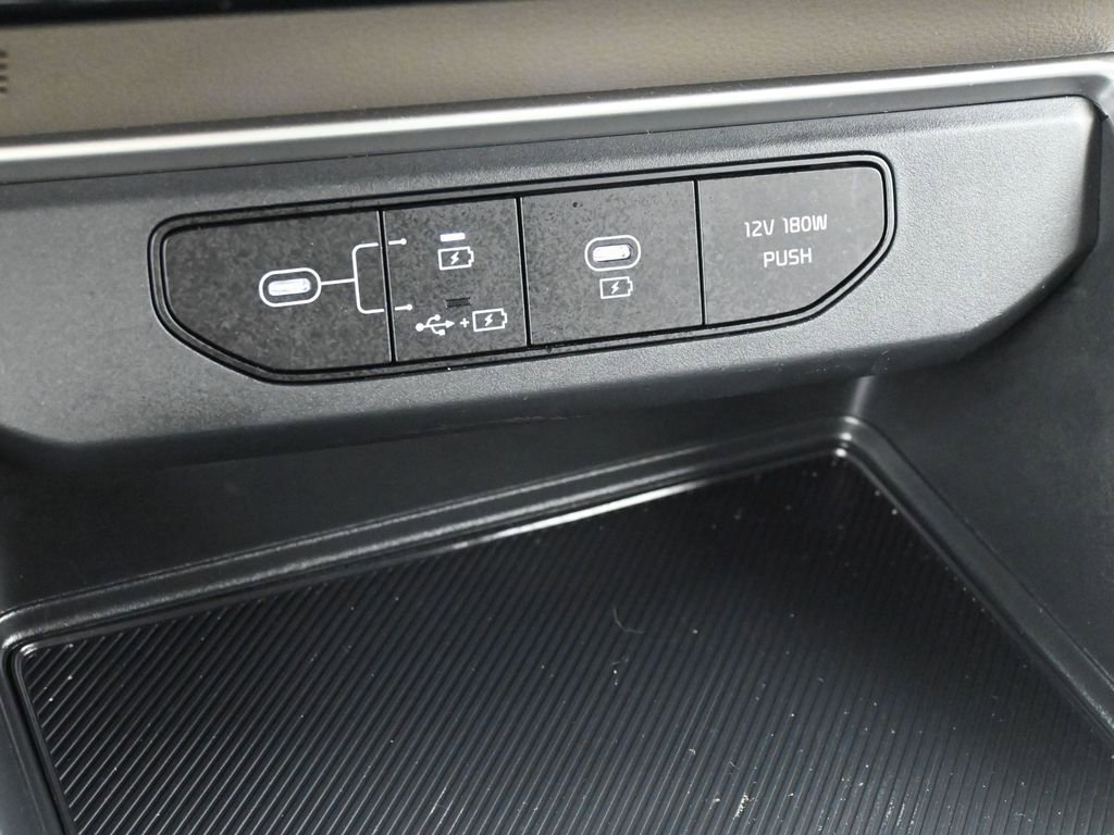 Used 2025 Kia Carnival image 25