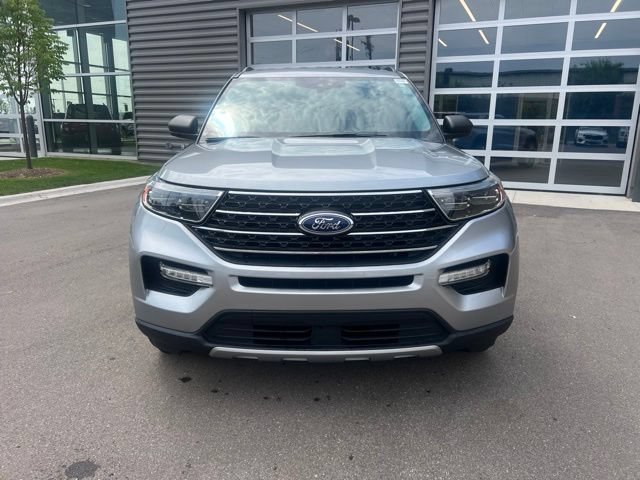 Used 2023 Ford Explorer XLT w/ Equipment Group 202A AWD/4WD image 2