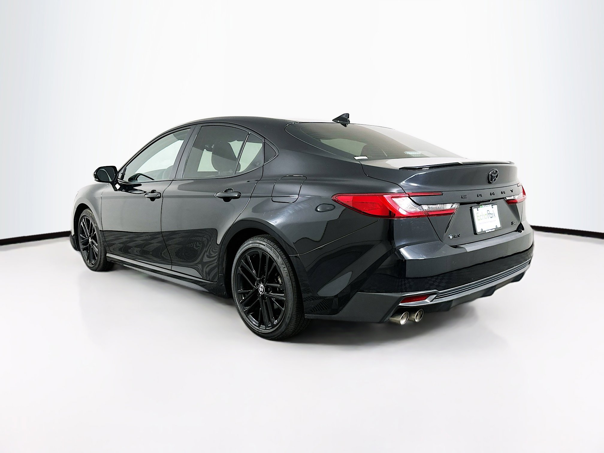 Used 2025 Toyota Camry SE image 5