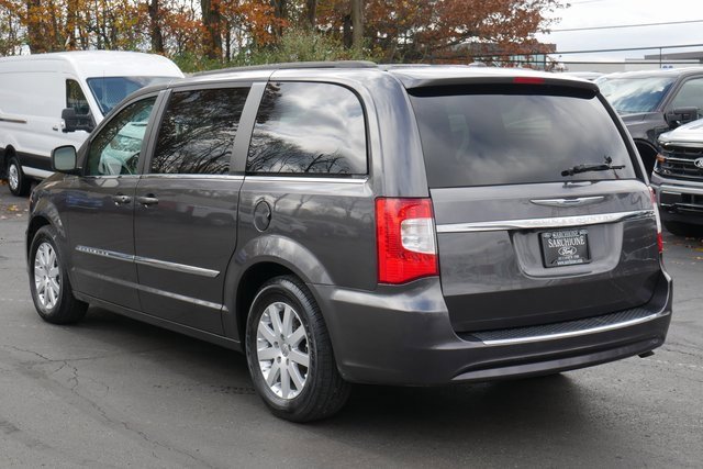 Used 2015 Chrysler Town & Country Touring image 8