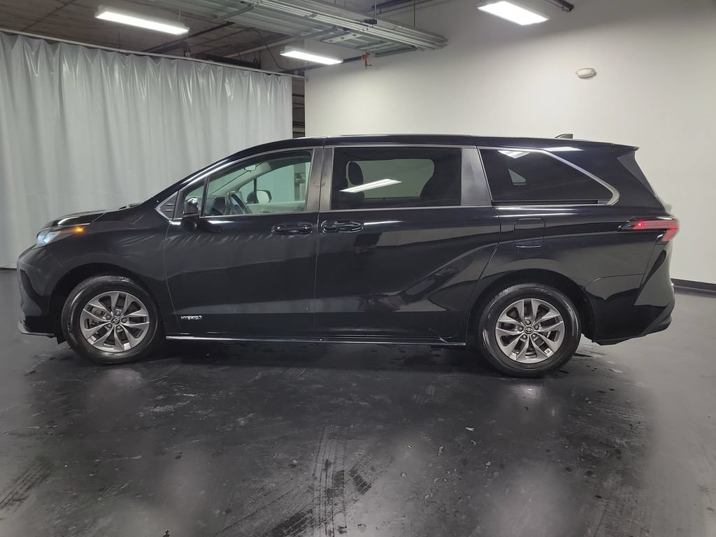 Used 2021 Toyota Sienna LE AWD/4WD image 5