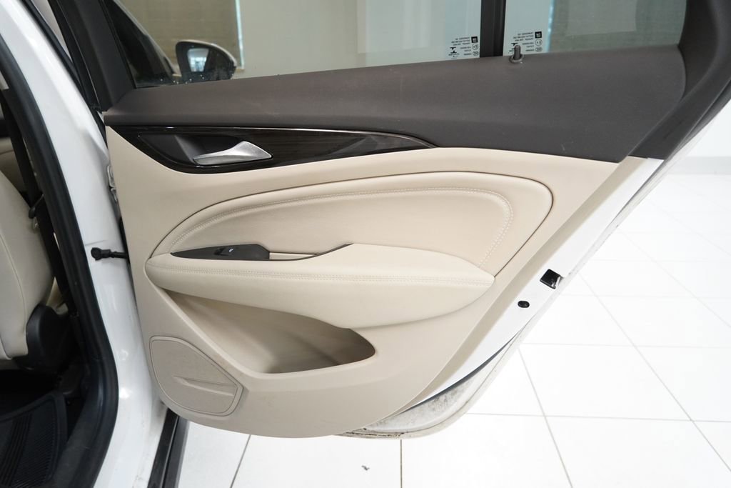 Used 2018 Buick Regal Essence w/ Driver Confidence Package #1 image 27