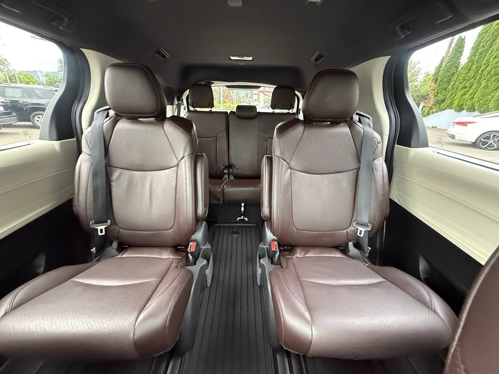Used 2024 Toyota Sienna Platinum AWD/4WD image 17