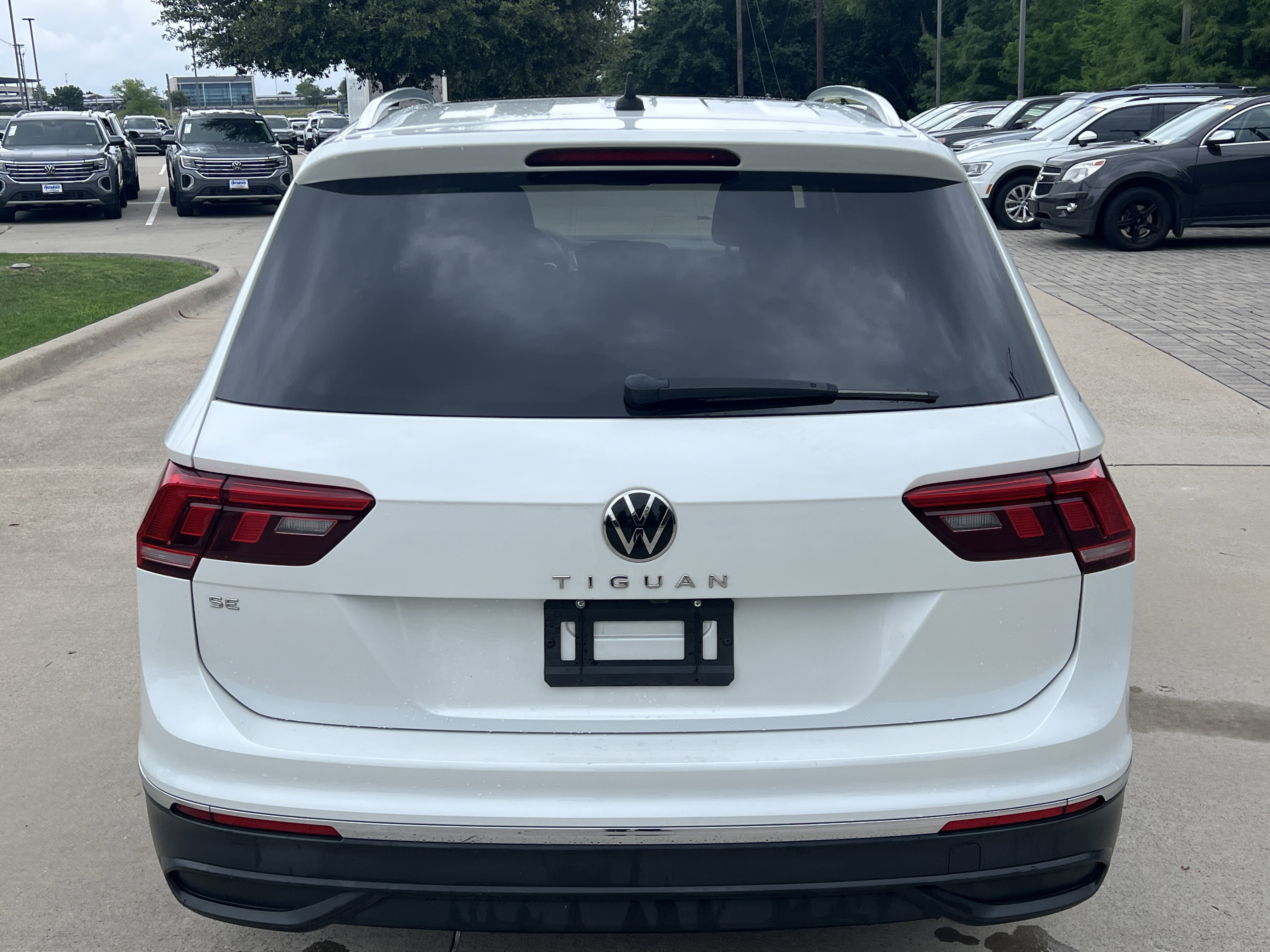 Used 2023 Volkswagen Tiguan SE w/ Panoramic Sunroof Package FWD image 9