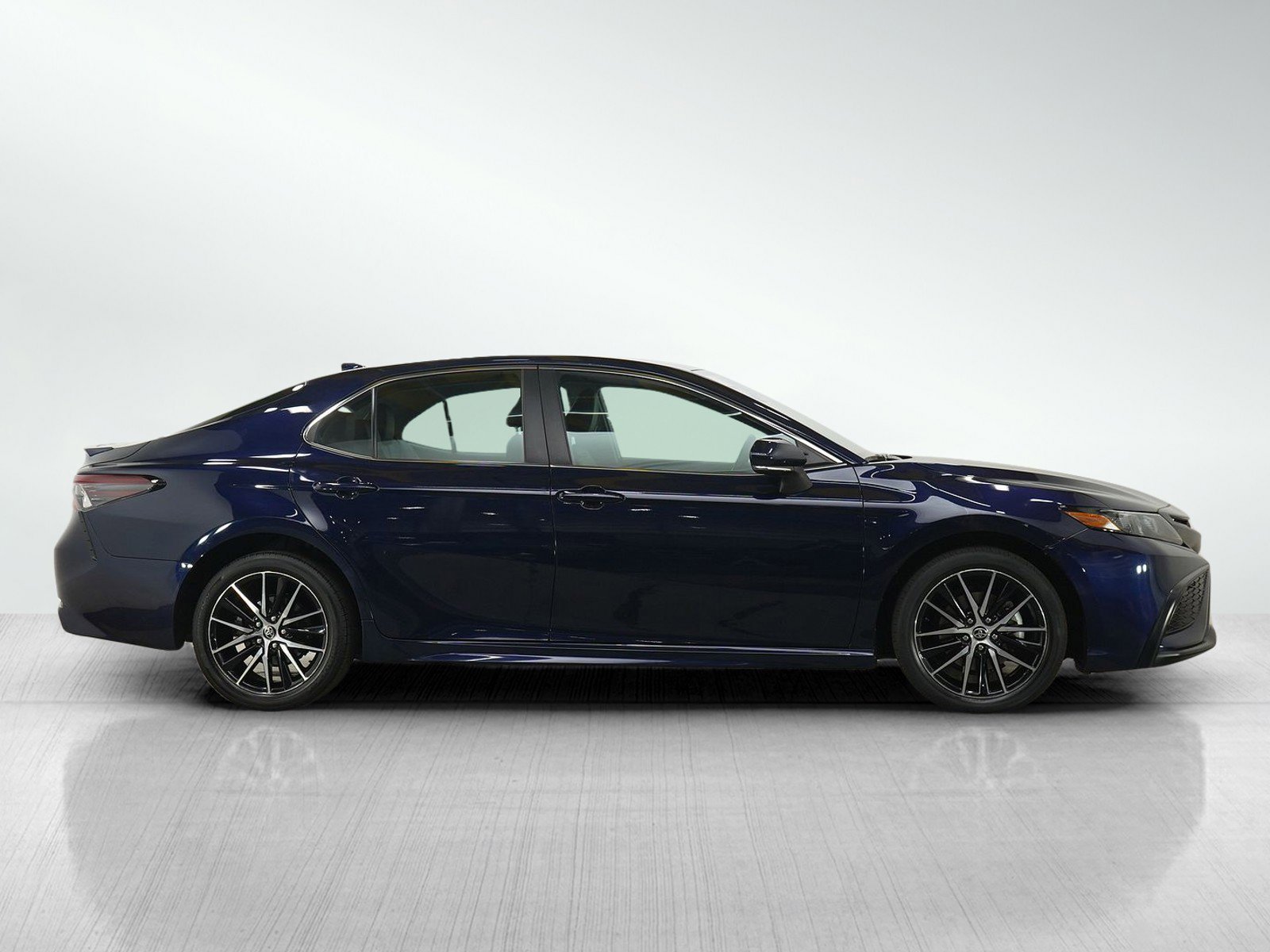 Used 2022 Toyota Camry SE FWD image 6
