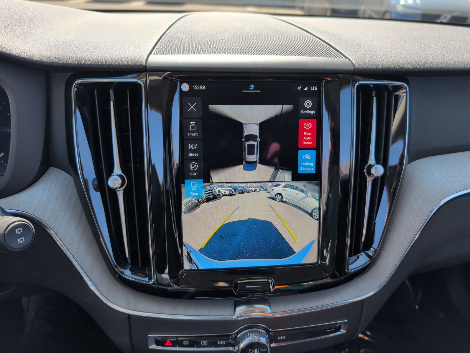 Certified 2025 Volvo XC60 B5 Plus image 19