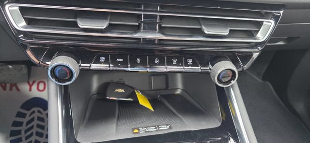 Used 2025 Chevrolet Traverse LT FWD image 24