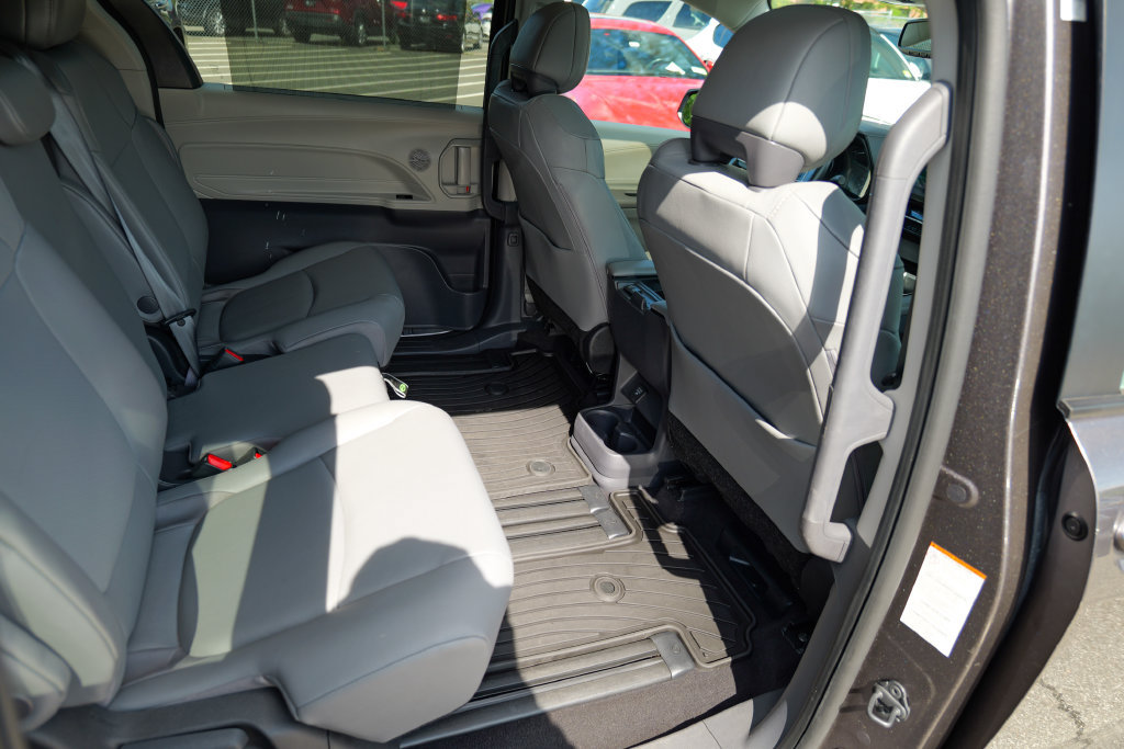 Used 2024 Toyota Sienna XLE w/ XLE Plus Package FWD image 28