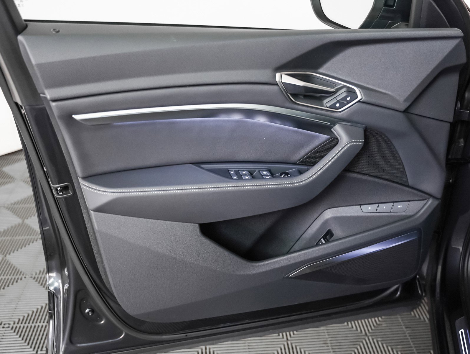 Used 2024 Audi Q8 e-tron Premium Plus w/ Premium Plus Package image 24