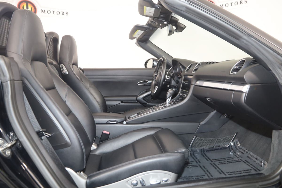 Used 2017 Porsche 718 Boxster RWD image 12