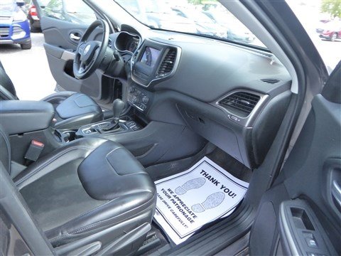 Used 2019 Jeep Cherokee Latitude Plus w/ Comfort/Convenience Group image 18