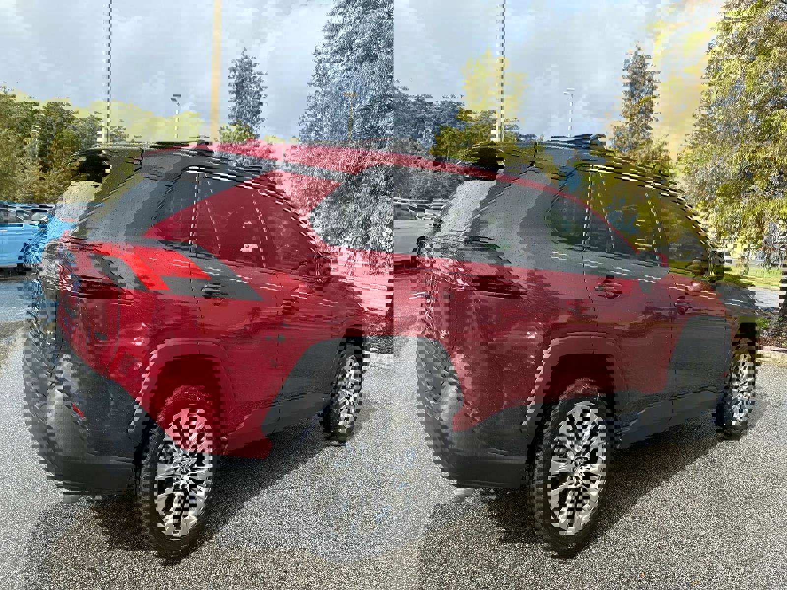 Used 2021 Toyota RAV4 XLE Premium image 3