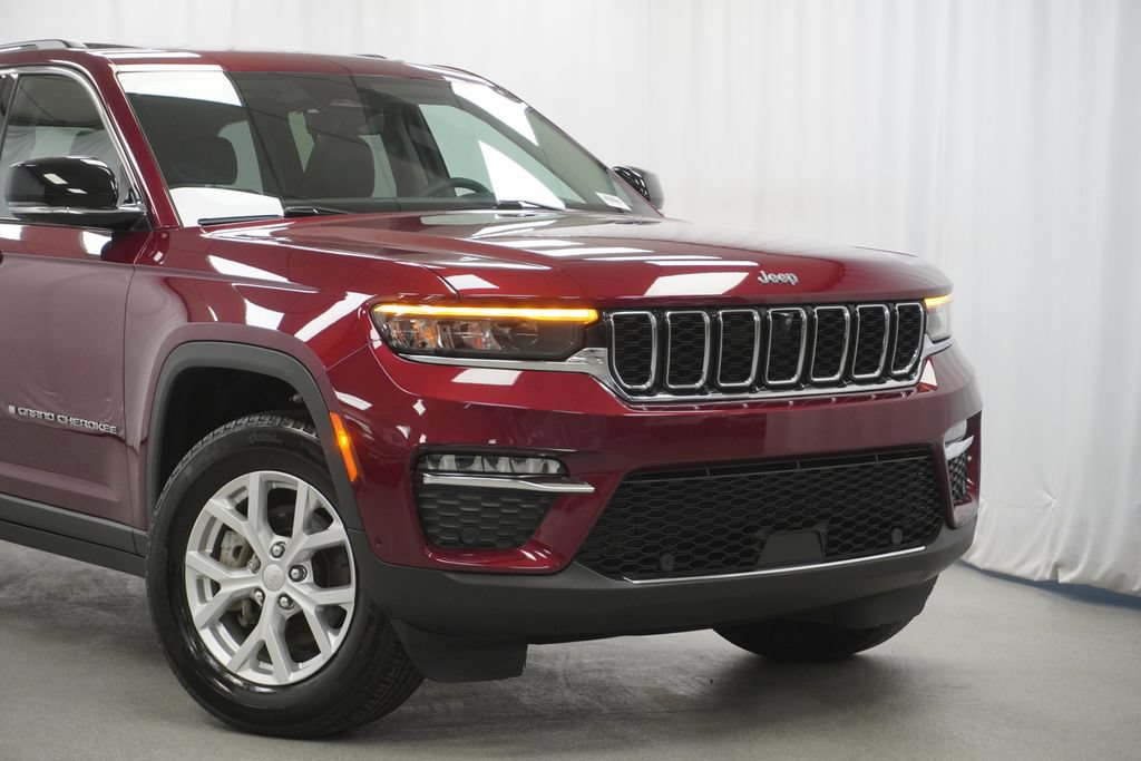 Used 2024 Jeep Grand Cherokee Limited w/ Luxury Tech Group II AWD/4WD image 3