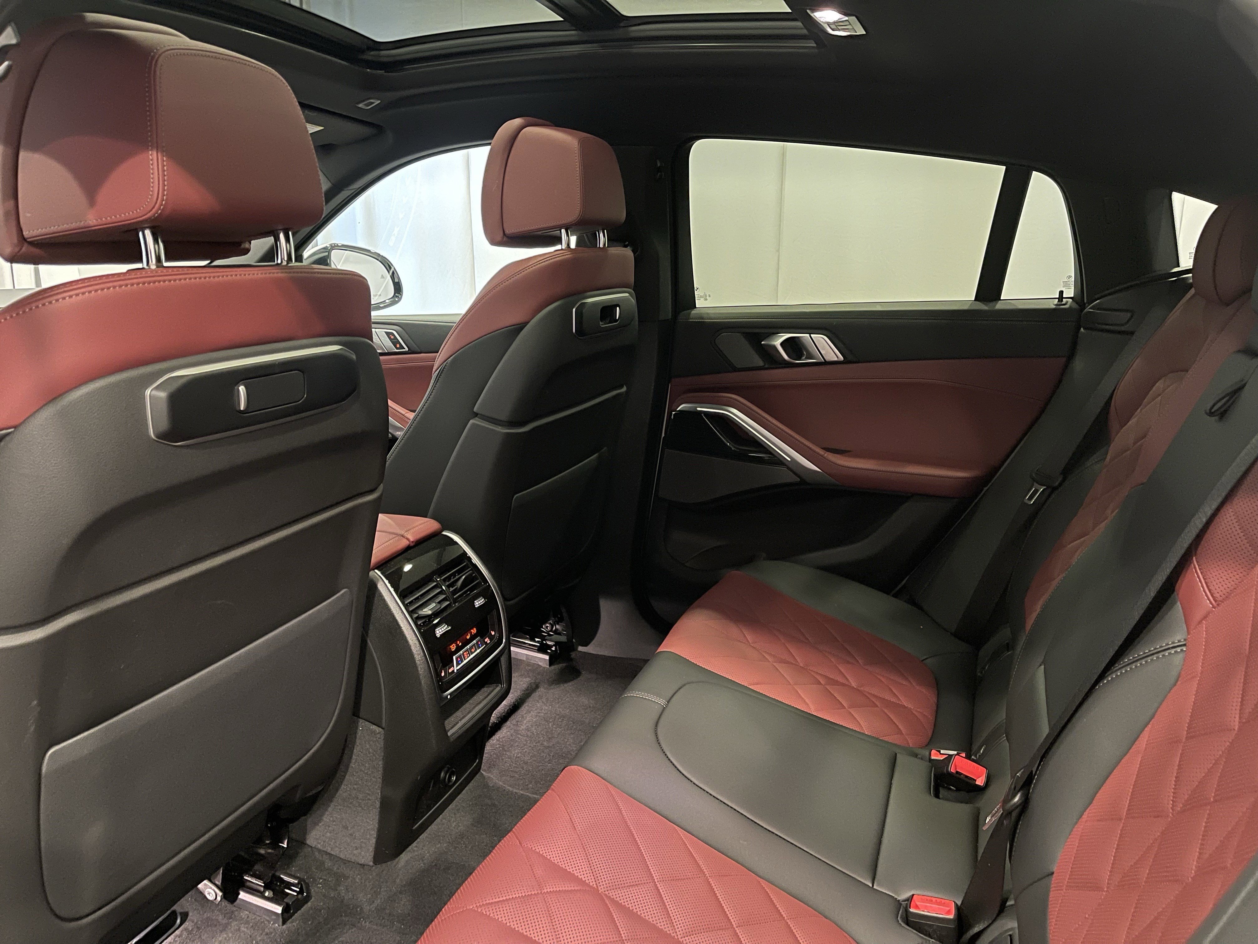 Used 2025 BMW X6 xDrive40i w/ Climate Comfort Package image 24