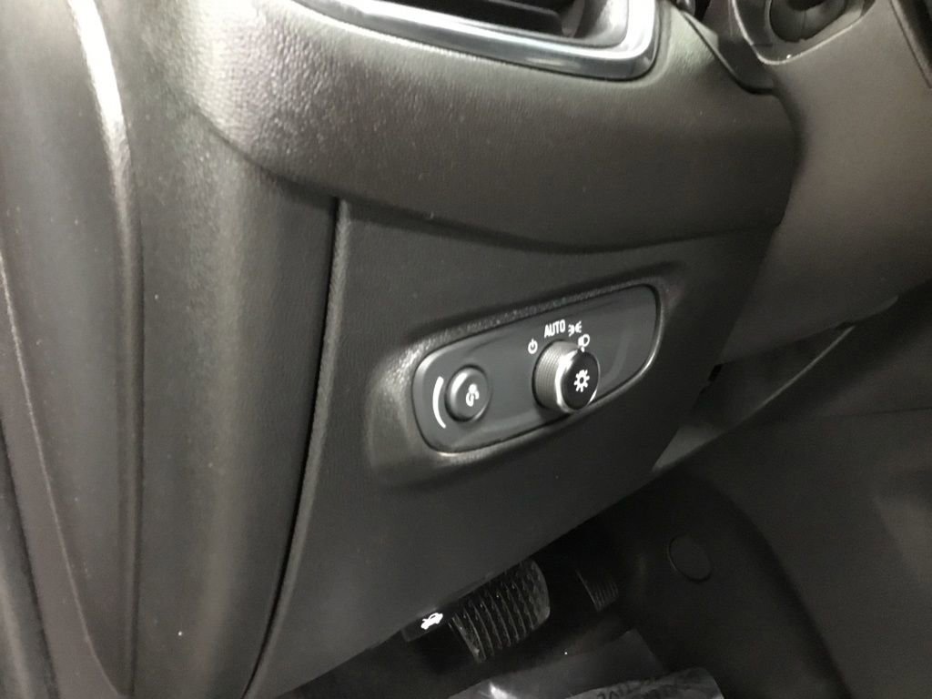 Used 2023 Chevrolet Equinox LS image 9