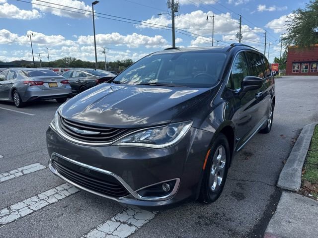 Used 2018 Chrysler Pacifica Touring-L FWD image 4