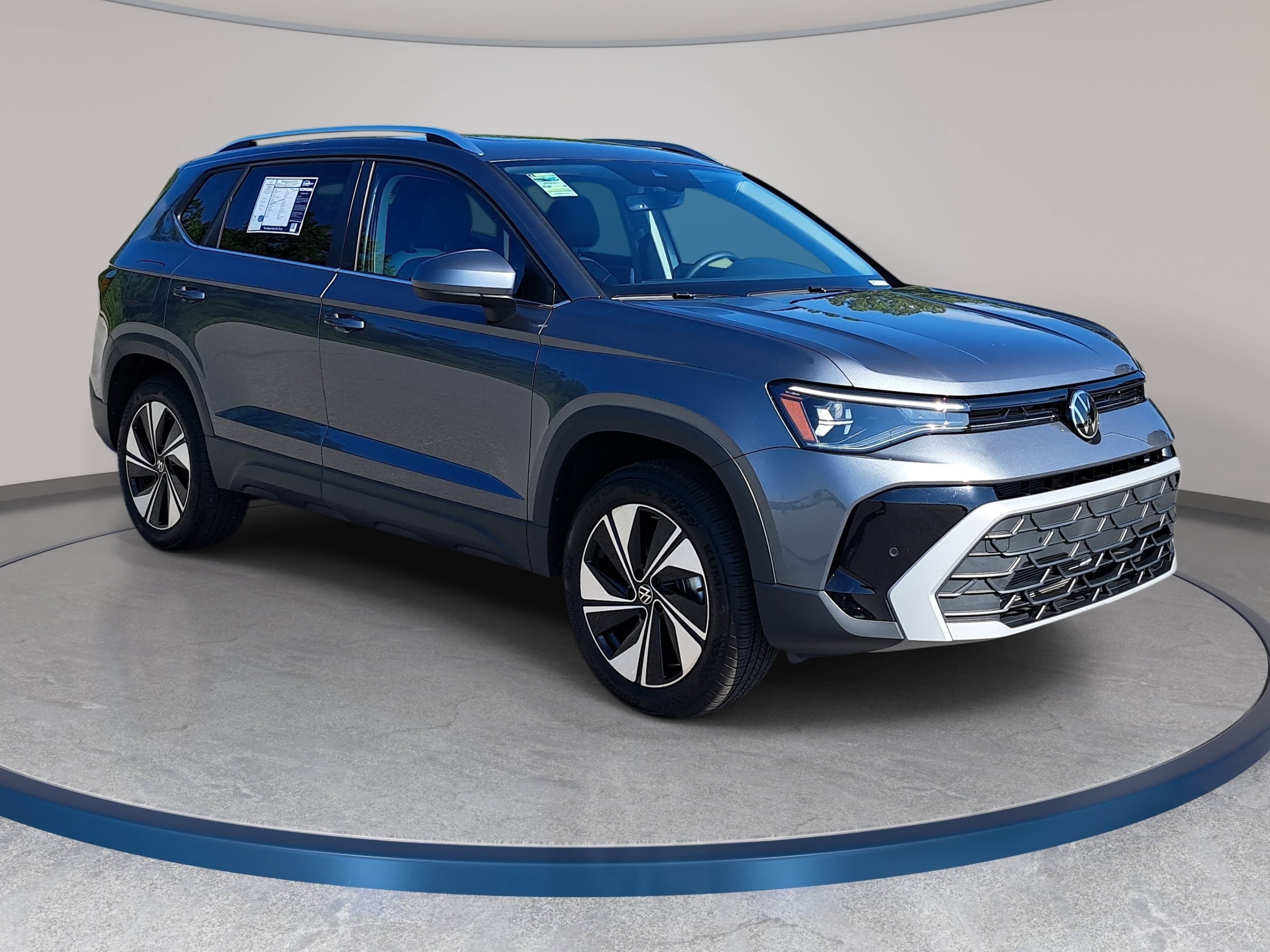 Used 2025 Volkswagen Taos SE AWD/4WD image 3