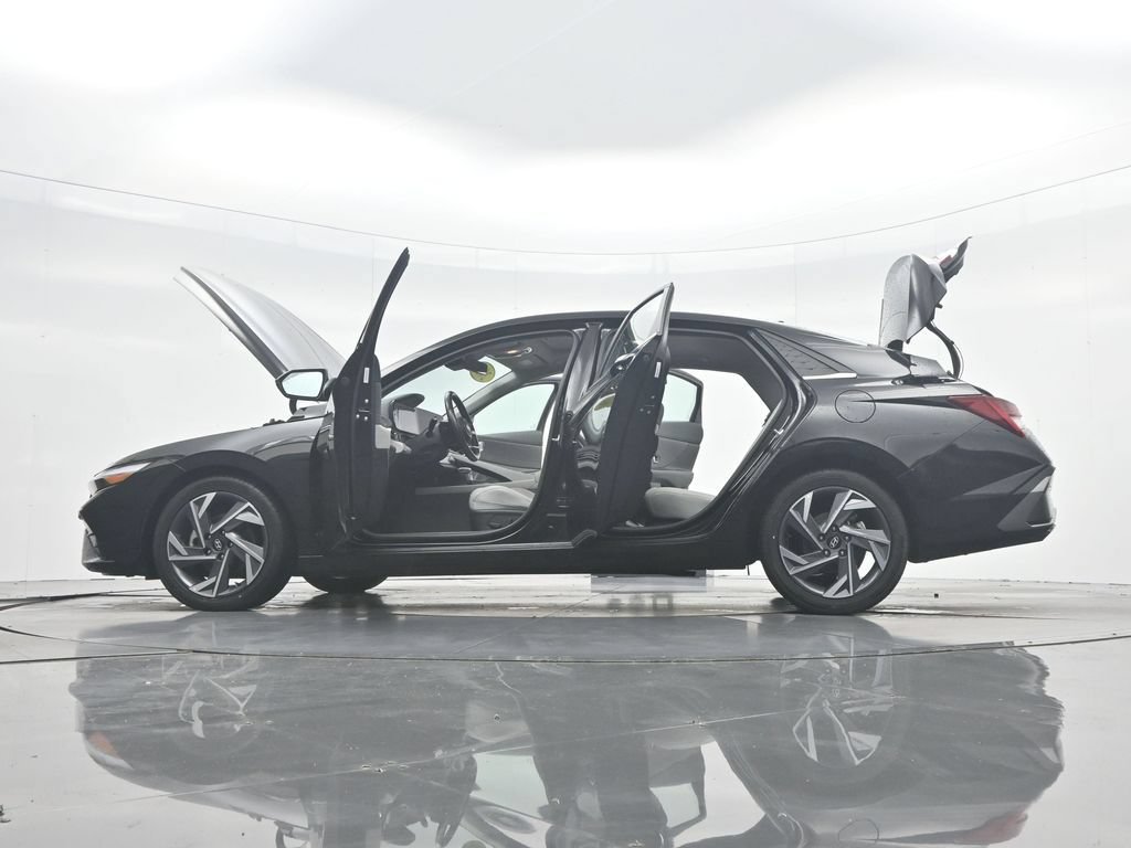 Used 2025 Hyundai Elantra Limited FWD image 51