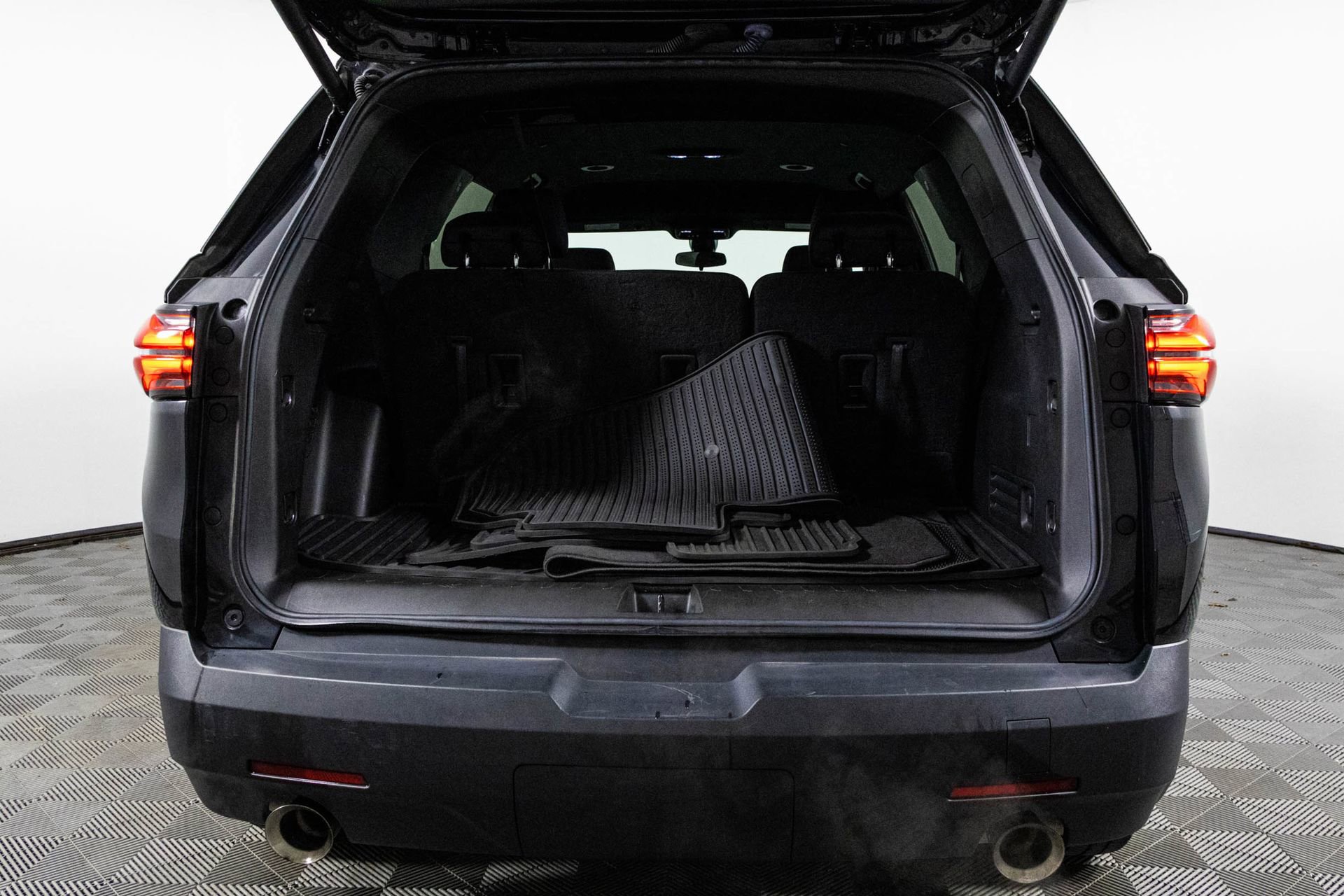 Used 2023 Chevrolet Traverse LT image 34