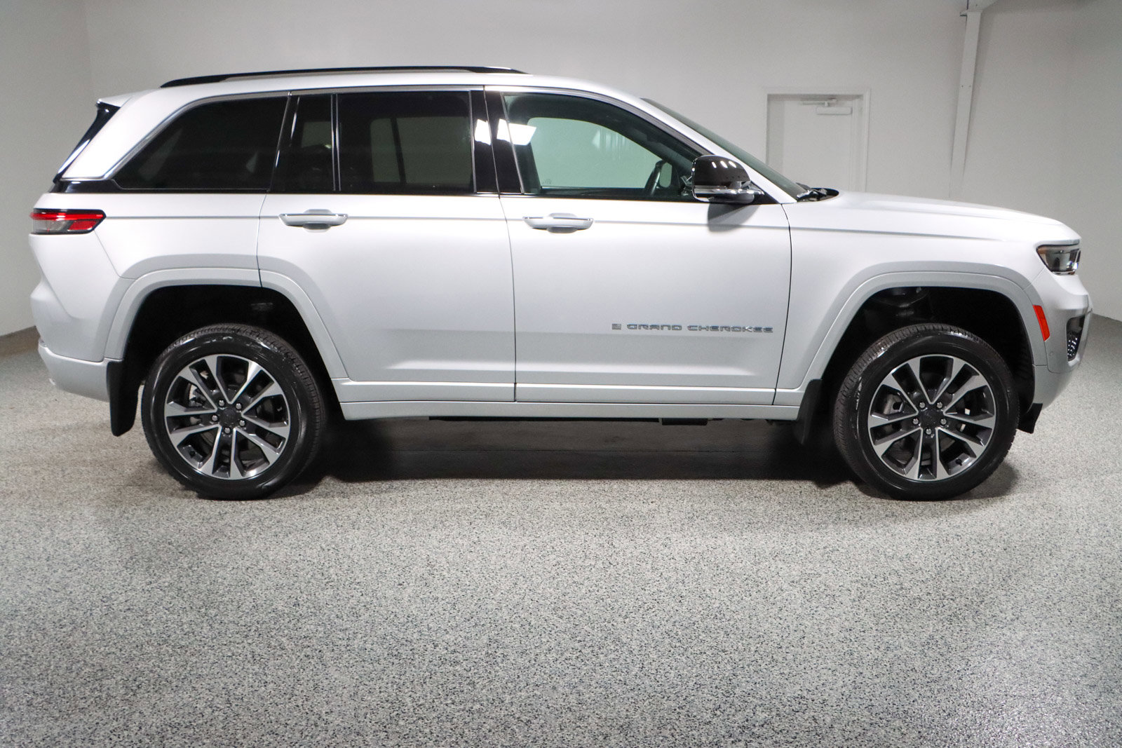 Used 2022 Jeep Grand Cherokee Overland w/ Advanced Protech Group III image 6