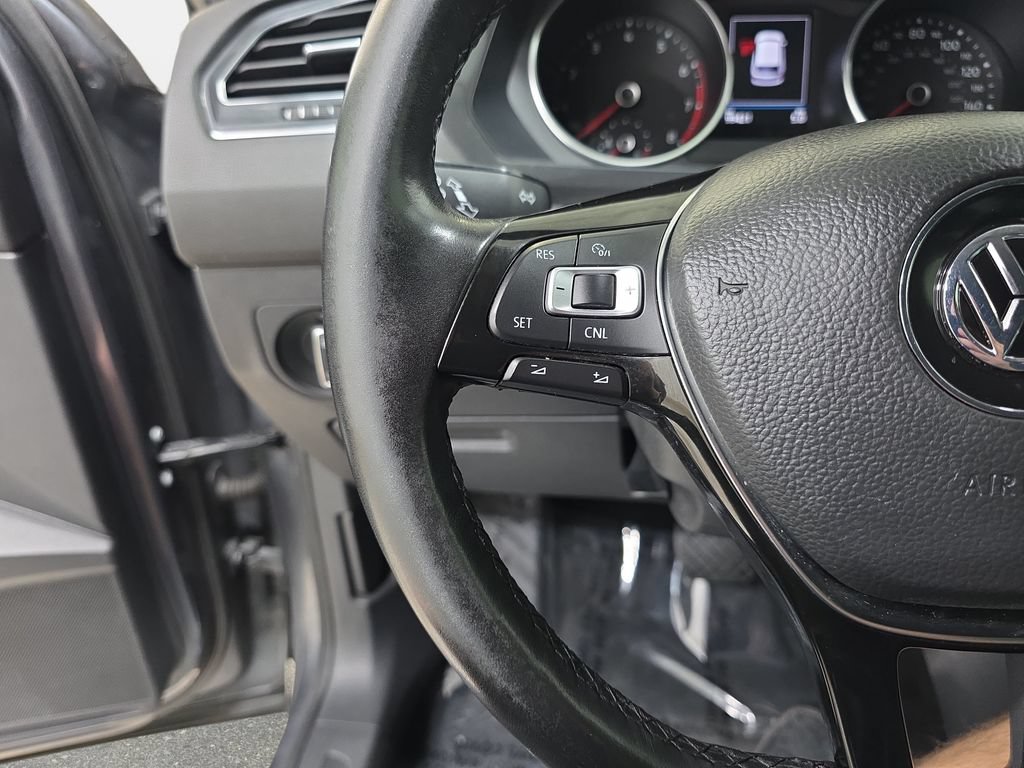 Used 2018 Volkswagen Tiguan SE AWD/4WD image 17